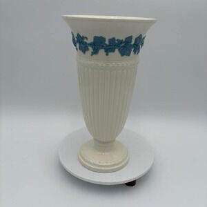 Wedgwood‎ QUEENSWARE Lavender On Cream 11" Vase Vintage